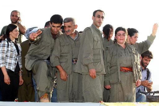 Dün teslim olan ve bugün pişman olduklarını beyan ettiklerini açıkladıktan sonra mahkemede serbest bırakılan PKK'lılar Habur'dan coşku içinde ayrıldı. PKK'lılar DTP otobüsü üstünde halkı selamladı...