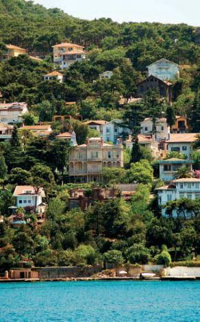<b>PRENS ADALARI </b>
İstanbulun en yakın sayfiyesi. Prens Adaları; Büyükada, Heybeliada, Burgazadası, Kınalıada ve Sedef Adasından oluşuyor. Bizans döneminde saray mensuplarının sürgün yerleri olduğu için Prens Adaları diye adlandırıldığı söyleniyor. Bugün hem yazlık hem de günübirlik gezinti için tercih edilen adalar, özellikle yaz mevsiminde dolup taşıyor. Prens Adalarına Bostancı ve Kabataştan kalkan vapur, deniz otobüsü ve motorlarla ulaşabilirsiniz.