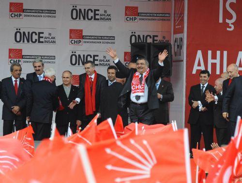 CHP'nin Çalğayan mitingi: Çağlayan meydanında kurulan dev ekranlarda Başbakan Erdoğan'ın yıllar önce söylediği sözler ve hkmetyar ile çekilen fotoğrafları yayınlandı.