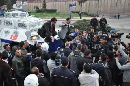 Diyarbakır'daki sivil itaatsizlik eyleminde Osman Baydemir konuşma yapmak için panzeri seçince gergin anlar yaşandı. Araç hareket edince düşme tehlikesi geçiren Baydemir'i düşmekten koruması kurtardı.