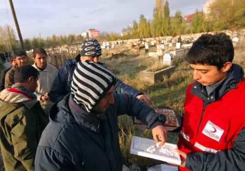 Van'ın Erciş ilçesinde yaşanan depremde hayatını kaybedenler Kurban Bayramı'nın ilk gününde yakınları tarafından mezarları başında dualarla ve gözyaşları içinde anıldı.