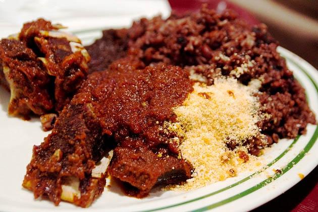 Gana: Fasulye ve pirinçle yapılan "Waakye" adlı yemek. İçine domates, biber ve baharat ekleniyor.