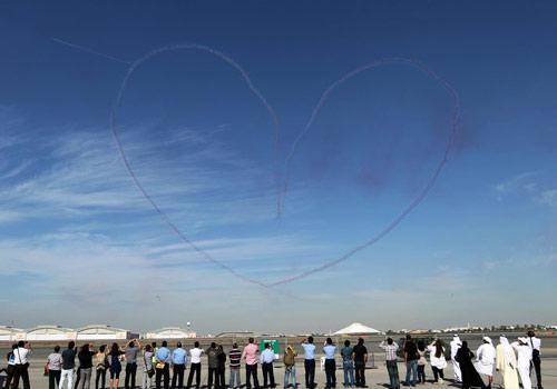 Dubai, Birleşik Arap Emirlikleri'nde gerçekleştirilen Dubai Air Show'un son gününde Fransız akrobasi ekibi, Dubai Uluslararası Havalimanı'nda izleyenlerin ağzını açık biraktıran bir gösteri düzenledi.