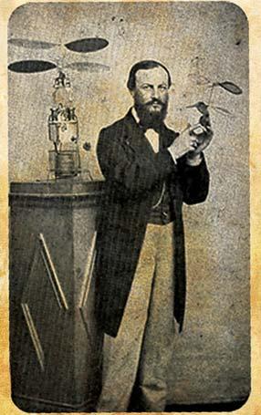 İsim babası
1860larda Fransız mucit Viscount Gustave de Ponton dAmécourt, koaksiyel rotorlu minik hava taşıtları tasarlıyordu. Bunlara zekice tasarlanmış uçan oyuncaklar diyebiliriz. Çünkü dAmécourt da diğer mucitler gibi, güç elde etmenin yolunu elastik kuvvet sağlayan zembereklerde bulmuştu. Ürettiği küçük modeller dikey uçuşta gayet başarılı oldu, ama büyük ölçekli modelde güç kaynağı olarak buhar makinesi kullanma fikri işe yaramadı. 1863te geliştirdiği buharlı model yerinden kımıldamadı bile. Öte yandan, tasarladığı modellere spiral anlamına gelen Yunanca helix ve kanat anlamındaki pteron sözcüklerini birleştirerek ürettiği hélicoptère adını veren dAmécourt, hava taşıtının isim babası olmayı başardı.