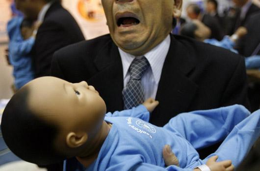 <strong>23. Ağla bebeğim ağla...</strong><br><br>
2007 -> Her bebek ağlar, robot olanlar bile. 2007'de robot dünyasına gözlerini açan Real Care Babies isimli bu robot, kendisine sevgi gösterisinde bulunmazsanız ağlayıp ortalığı velveleye verme yeteneğine sahipti.