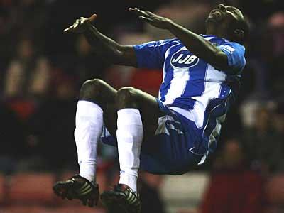 1.78 metre boyunda ve 77 kilogram ağırlığında olan Julius Aghahowa, Shakthar Donetsk, Dinamo Kiev ve Wigan Athletic'de oynadı. Nijeryalı yıldız kariyerinin en parlak dönemini yaklaşık 7 yıl formasını giydiği Shakthar Donetsk'de yaşadı