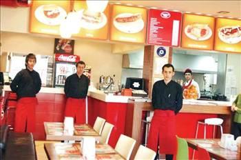 MARMARİS BÜFE
Şube sayısı 30'a çıkacak

Marmaris Büfe'nin, İstanbul'da Taksim'in yanı sıra Göztepe, Koşuyolu, Bahçeşehir, Bakırköy ve Yeşilköy'de şubeleri var. Ankara ve İzmir'de de franchise verilecek. 5 yıl içinde Marmaris Büfe sayısının 30'a ulaşması planlanıyor. Marmaris Büfe'ye özel ürünlerin başında dilli kaşarlı tost, biftek kaşarlı sandviç ve Leyla tost geliyor.
Telefon: 0212 250 23 02
Web: www.marmarisbufe.net
