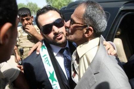 Bush'a ayakkabılarını fırlatan Iraklı gazeteci El Zeydi gördüğü işkenceyi anlattı. En çok dikkat çeken şey eksik dişleri oldu. Zeydi'nin önceki fotoğrafları işkencenin izleri açıkça ortaya koydu.
