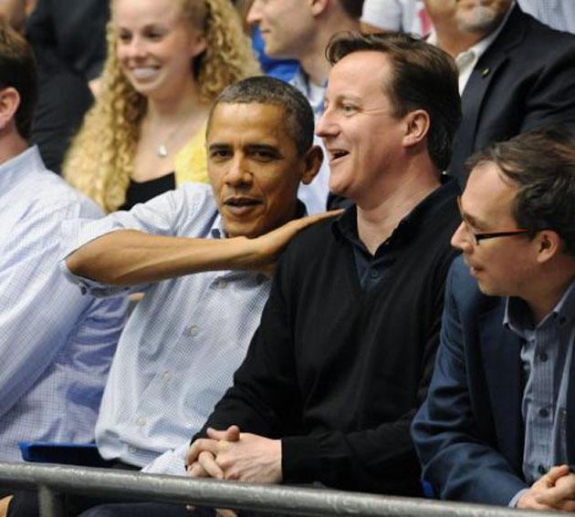 Maç sırasında Obama, taraftarlarla sohbet etti ve zaman zaman Cameron'a oyun hakkında bilgiler verdi.
