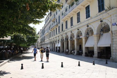 Spianada Meydanı’ndaki Europe isimli cafe. Bu meydanda bir dönem Corfu’yu ele geçiren İspanyolların izleri belirgin.