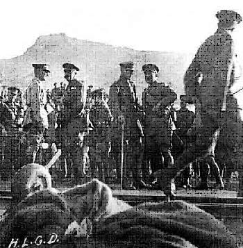 <I>General Maxwel</I><br><br><b>ÖLÜ TÜRK YOL KESİYOR</b><br><br>
Siperlerin hemen kenarında adamların uzanabilecekleri, rüzgâr ve yağmurdan güvenli bir şekilde korunarak oturabilecekleri küçük oyuklar kazılmıştı. Bu kovuklar Türkler tarafından sıklıkla ölülerini gömmekte kullanılırdı. Bir keresinde, top mermisinin siperin yakınında patlaması sonrasında Türklerden daha yeni ele geçirdiğimiz bir hattın kenarında yürüyordum. Patlamanın sarsıntısı yumuşak toprağı havalandırdı ve siperin yanından bir ölünün eli ve kolu fırlayıverdi, bir polis memuru trafiği durdurmak için elini uzatmıştı sanki. Ölü Türk, o haldeyken bile düşmanın yolunu engellemek istiyor gibiydi. <I>(Geliboluda Siper Savaşı S.111)</I>