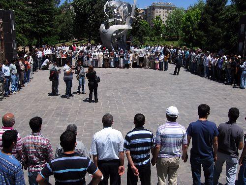 Onlarca kayıp yakını faili meçhuller için Diyarbakır ve İstanbul'da insan zinciri oluşturarak eylem yaptı.