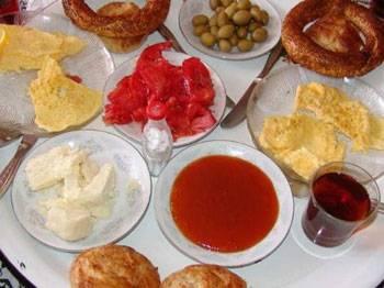 Kahvaltıyı atlamayın
Kahvaltı günün en önemli öğünüdür çünkü uyuduğunuz zaman yavaşlayan metabolizmanız tekrar bir şeyler yiyene kadar eski haline dönemez. Güne kahvaltı ile başlayanlar kahvaltı yapmayanlara oranla çok daha fazla kalori yakarlar. Çünkü kahvaltı kasları çalıştırır ve çalışan kaslar kalori yakılmasını sağlar.