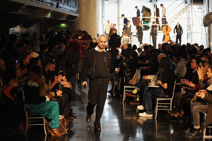 Modacı Louis Vuitton, Jean-Paul Gaultier ile Viktor ve Rolf'un tasarladığı Sonbahar-Kış 2012-2013 Erkek koleksiyonlarında yer alan tasarımlar Paris Moda Haftası'nda d&uuml;zenlenen defilelerde tanıtıldı.