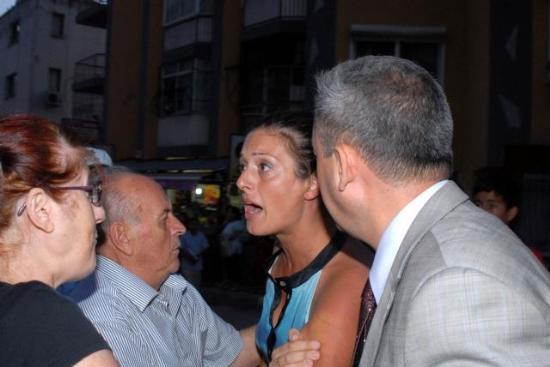'Bu insanlar sizi neden alkışlıyor' diyerek İzmir'de Cumhurbaşkanı Abdullah Gül'e tepki gösteren işsiz kadın yine Gül'den iş sözü aldı.