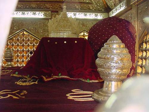 USTASIZ OLMAZ
Ebu Hanife hazretleri bir müşrikle tartışmak için anlaşır. Ancak kasten geç gelir. Bunun üzerine müşrik:
"Bakın imamınız korktu; gelemiyor." der.
Bir müddet sonra Ebu Hanife gelince de:
"Niye geç kaldın?" diye sorar.
Ebu Hanife:
"Kayık yoktu. Irmaktan geçemedim, bir de baktım ki, ağaçtan kopan dallar kendiliğinden bir kayık oluverdi, ben de binip geldim, ondan geciktim." der.
Ateist gülmeye başlar ve:
"Gördünüz mü nasıl yalan söylüyor, hiç kendiliğinden bir ustası olmadan kayık yapılır mı?" der.
İmamı Azam hazretleri hemen taşı gediğine koyar:
"Bre akılsız, bir kayık ustasız kendiliğinden olamazsa, bu koca kâinat kendiliğinden nasıl var olur?" der.