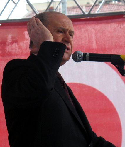 Milliyetçi Hareket Partisi Genel Başkanı Devlet Bahçeli'nin yerel seçim kampanyasında bugünkü durağı Manisa'ydı. Bahçeli, milli gelirdeki 560 milyarın hesabını sormazsam namerdim dedi.