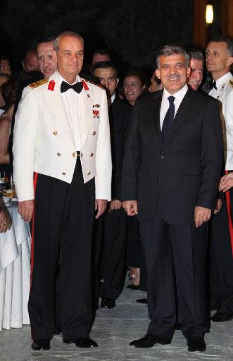 Genelkurmay Başkanı Org. İlker Başbuğ, Zafer Bayramı'nın 86. yıl dönümü dolayısıyla Gazi Orduevinde resepsiyon verdi. Resepsiyona, Cumhurbaşkanı Gül ile Org. Başbuğ zaman zaman ikili sohbet etti.