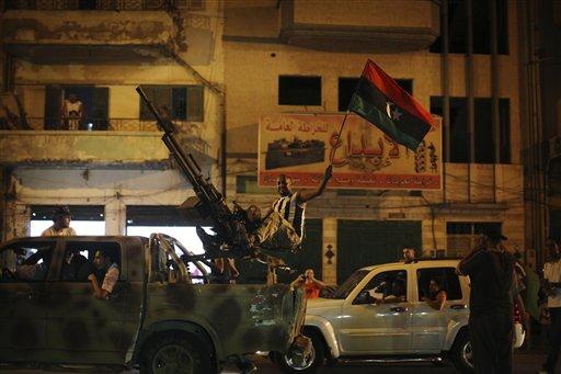 Muhaliflerin başkent Trablus'un b&uuml;y&uuml;k b&ouml;l&uuml;m&uuml;n ele ge&ccedil;irdiği Libya'da, yanıt aranan soru albay Muammer Kaddafi'nin nerede olduğu.