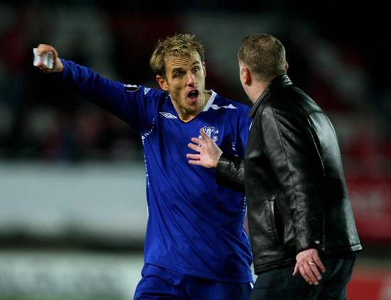 -NORVEÇ'TE BİLARDO TOPU-
Norveç'in Brann takımının taraftarları İngiltere'nin Everton takımıyla 2008'de yaptıkları UEFA Kupası maçında rakip takımın kalecisi Tim Howard'ı yabancı madde yağmuruna tuttu.
Brann taraftarlarının attığı cisimler arasında ''8 numaralı'' siyah bir bilardo topu da bulunuyordu.
UEFA, 2-0 Everton'ın kazandığı maçta taraftarları sahaya giren iki takıma da ceza verdi. Brann 10 bin, Everton 3 bin 200 avro para cezasına çarptırıldı.
Norveç'in Bergensavisen gazetesi bilardo topuna manşetten yer verdiği haberinde ''skandal'' başlığını kullandı.