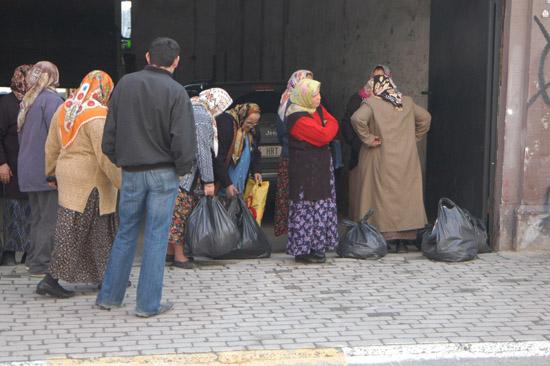 Sosyal yardımlardan ötürü AK Partiyi yerden yere vuran CHP, Sarıyer'deki seçim irtibat bürosundan vatandaşlara erzak dağıtırken objektiflere yakalandı.