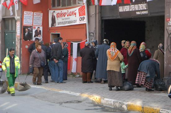 Sosyal yardımlardan ötürü AK Partiyi yerden yere vuran CHP, Sarıyer'deki seçim irtibat bürosundan vatandaşlara erzak dağıtırken objektiflere yakalandı.