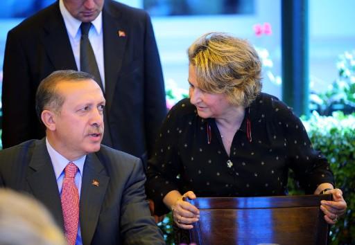 Büyükada'da azınlık cemaatlerin liderleri ile buluşan Başbakan Erdoğan, "Demokratik açılımın mücadelesini, kavgasını veriyoruz, eğer birilerinin ağzına bakacak olsak, bu adımı atmamız mümkün değil'' dedi.