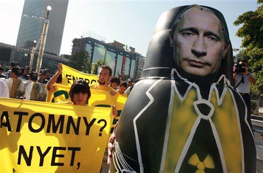 Greenpeace üyesi bir grup, Ankara Milli Müdafa Caddesi'nde nükleer enerji karşıtı protesto gösterisinde bulundu