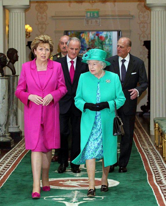 Krali&ccedil;e II. Elizabeth, 90. yıl &ouml;nce bağımsızlığını kazanan İrlanda'da Cumhurbaşkanı Mary McAleese tarafından top atışları eşliğinde karşılandı.