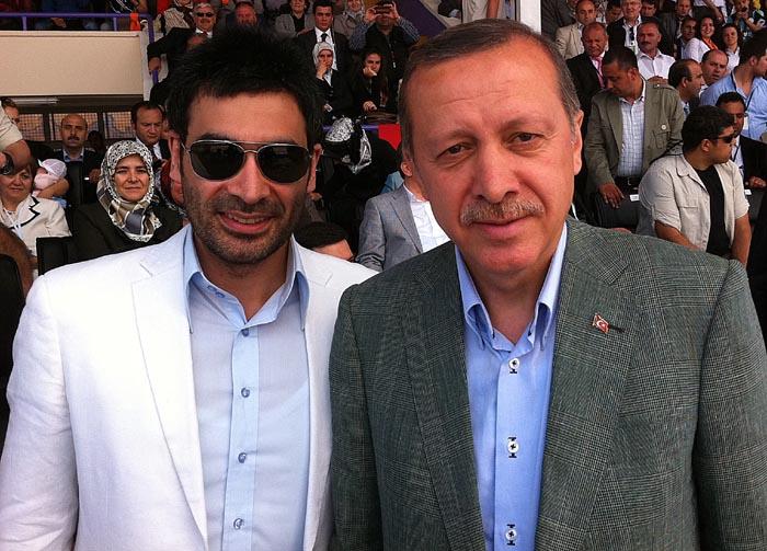 Başbakan Recep Tayyip Erdoğan, konuşmasını yapmadan önce bir süre Uğur Işılak konserini dinledi. Işılak, konserinin ardından Başbakan Erdoğan'ın yanına giderek, bir süre sohbet etti.