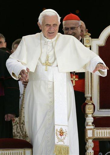 Cuma günü yataktan düşerek sağ el bileğini kırarak tedavi gören Papa, bugün kırık kolu ile ilk kez halkın karşısına çıktı ve geleneksel Pazar ayinini yönetti.