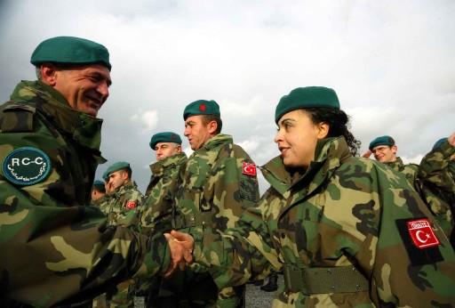 Görev yaptığı Afganistan'da geçirdiği trafik kazasında şehit olan Kurmay Albay Faruk Sungur'un ölümünün duyulmasının ardından çok sayıda Afgan vatandaşı, Mehmetçiklere taziyede bulunarak, gözyaşı döküyor.