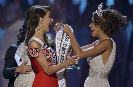 Venezuela güzeli Stefania Fernandez, 2009 Kainat Güzeli seçildi.