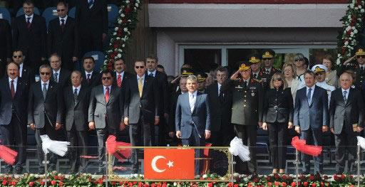 19 Mayıs Atatürk'ü Anma ve Gençlik ve Spor Bayramı, yurt genelinde törenlerle kutlandı. Ankara'da bayram Cumhurbaşkanı Gül'ün de katıldığı törenle, 19 Mayıs Stadyumu'nda kutlandı.