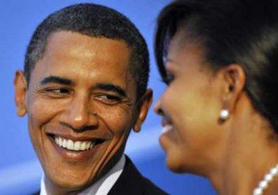 G-20'de Obama'nın, çapkınlıklarıyla tanınan Berlusconi'yi karşılaması İngiliz basınında espri konusu oldu. Silvio, first lady'yi görünce ellerini iki yana açıp harika imasında bulununca Obama'nın yüzü asıldı.