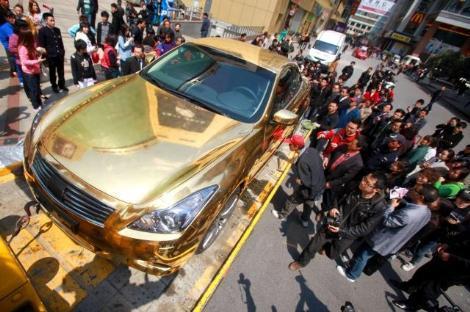 Çin haber ajansı Xinhua'nun haberine göre otomobilin bu hale getirilmesi için beş sanatçının dört ay çalıştığı belirtildi.