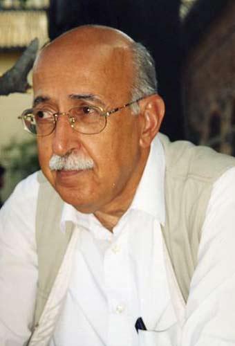 Kalp Krizi sonucu vefat eden Türk Şiirinin üretken ve güçlü seslerinden Şair Kemal Özer'in ölümü edebiyat dünyasını yasa boğdu.