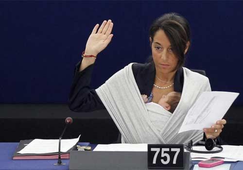 Yine Danimarka Parlamentosunun Türk kökenli vekillerinden Özlem Çekiç de, parlamentoya bebeğini getirerek bir ilke imza atmıştı.