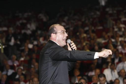 Demokrat Parti bugün yeni liderini seçiyor. Son Başkan Süleyman Soylu'nun karşısında Hüsamettin Cindoruk ve Mehmet Ali Bayar var. Cindoruk'u Demirel, Soylu'yu Çiller destekliyor