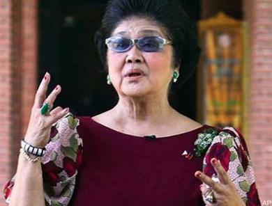 Imelda Marcos:
"Demir kelebek" lakabı verilen Imelda Marcos, Ferdinand Marcosun eşi.1986ya kadar 20 yıl boyunca ülkede iktidarı elinde tutan kocası Filipinler hazinesinden büyük paralar çalmakla suçlandı. O dönem binlerce ayakkabısıyla kocasının devrilişinden çok dünya medyasına konu oldu.