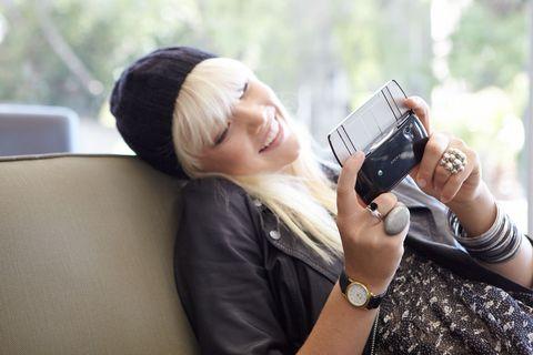 (-): 175 gram cepte taşımak için biraz ağır. Oyun modunun bataryadan ne kadar tükettiği belli değil.