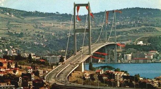 Boğaziçi Köprüsü'nün temeli 42 yıl önce bugün atıldı. Avrupa'yı Asya'ya bağlayan Boğaziçi Köprüsü'nün temeli, Beylerbeyi ayakları şantiyesinde; dönemin cumhurbaşkanı Cevdet Sunay tarafından 20 Şubat 1970 tarihinde atıldı.