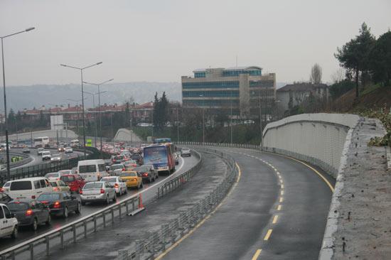 Köprü girişindeki normal trafik bir hayli sıkışık. Metrobüs ise sağ şeritten hızla geçip köprüyü ortlama 7.5 dakikada bitirecek