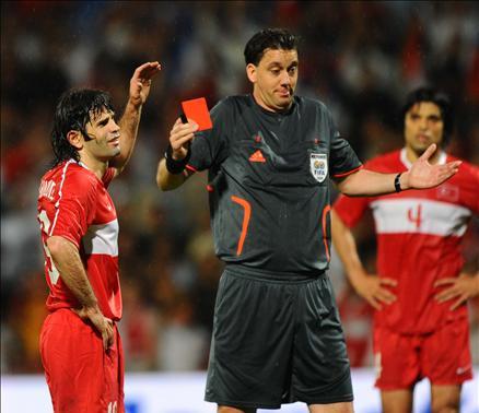 Türkiye hazırlık maçında Fransa ile karşılaştı. 10 kişi tamamladığımız maçta İbrahim Üzülmez'in kendisini sollayan Anelka'yı indirmesi sonucu kazanılan penaltıdan Benzema'nın golü skoru belirledi..