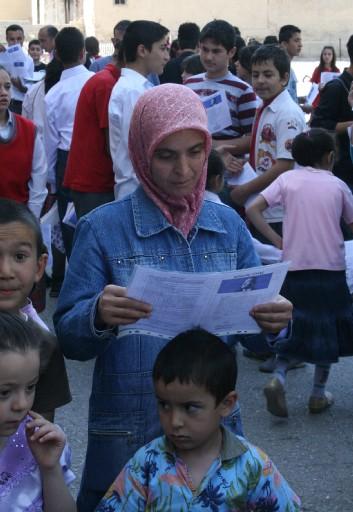 2008-2009 Eğitim - Öğretim yılı sona erdi. İlköğretim ve ortaöğretim okullarında eğitim gören yaklaşık 15 milyon öğrenci karne alarak tatile girdi. Kiminde hüzün kiminde sevinç vardı: