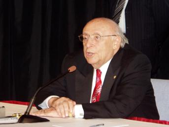 <p><strong>SİYASİLER</strong></p>
<br><p><strong>Süleyman Demirel: </strong>28 Şubat döneminin en önemli ismi. Erbakanın istifasından sonra görevi Tansu Çiller yerine Mesut Yılmaza verdi. Kendini her zaman ülkeyi uçurumdan kurtaran kilit adam olarak gördü. İkinci kez Köşke çıkma formülü (5+5) kabul görmedi. Cumhurbaşkanı kalma hayali suya düşünce, bir bilen olarak köşesine çekildi. Aktif siyasete dönmedi ancak siyaset mühendisliğine devam ediyor. Şimdilerde kendi rahatsızlığı ve Alzheimer hastası eşi Nazmiye Hanımla ilgileniyor.</p>