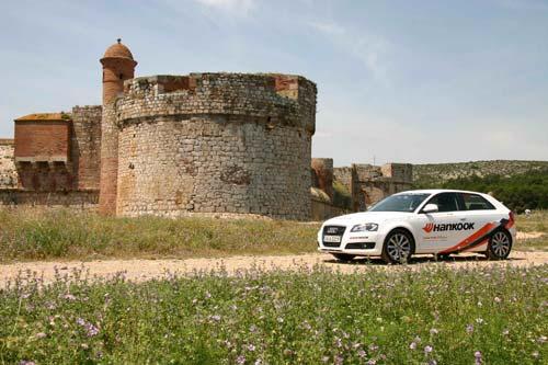 Gerhard Plattner, Audi A3 ile 72 saatte üç kıtayı kat ederek bir dünya rekoruna imza attı.