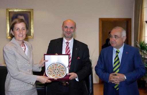 MÜSİAD Başkanı ve yönetim kurulu üyeleri, Bakan Kavaf'ı ziyaret etti. Kavaf, 'kadın sünneti' iddialarını eleştirdi. Ziyarete eşlik eden Bakan Cemil Çiçek'in tuttuğu takım da belli oldu.
