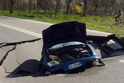 Yolun o bölümünün altında bulunan bir borunun sızdırarak alttaki malzemeyi zayıflatmış olması sonucu aracın geçişi sırasında asfaltta çökme meydana gelmiş olabileceği ifade edilmesine rağmen henüz kesin bir bilginin olmadığı belirtildi.