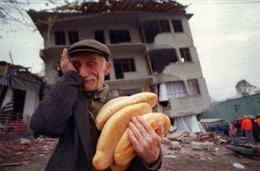 17 Ağustos 1999'da meydana gelen 7,4 büyüklüğündeki Marmara depreminin hafızalarda yer eden kareleri
